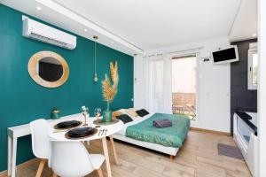 sala de estar con mesa blanca y pared verde en Love Suite and SPA - CANNES en Cannes