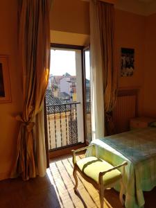 una camera con letto e un balcone con finestra di B&B Borgo Antico a Porto San Giorgio