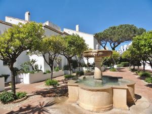 fontanna na środku dziedzińca z drzewami w obiekcie Dona Lola Micaela Beach front duplex apartment with open sea and beach views located between Marbella and Fuengirola - Costa del Sol - CS148 w mieście Mijas