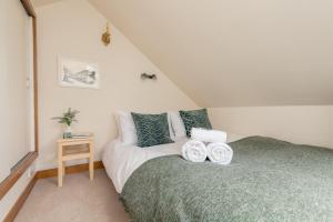 Ένα ή περισσότερα κρεβάτια σε δωμάτιο στο ALTIDO Charming mews flat near the Dean Bridge