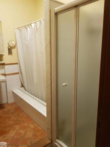 y baño con ducha y puerta de cristal. en B&B Borgo Antico, en Porto San Giorgio