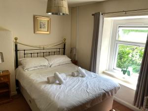 um quarto com uma cama com duas toalhas em The Mill Inn em Penrith