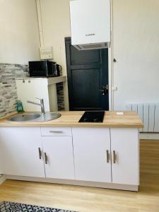 Een keuken of kitchenette bij Appartement centre historique bergerac avec wifi