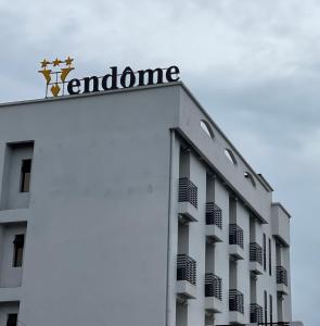 un edificio con un cartel encima en Hôtel Vendôme Douala, en Douala