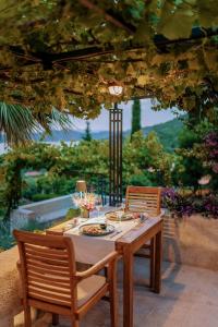 mesa con 2 sillas y mesa con mesa en NINON Dubrovnik - Adults Only, en Brsečine