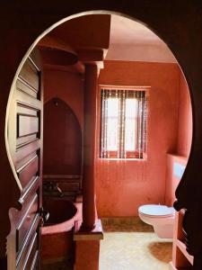 y baño con bañera, lavabo y aseo. en Villa Fairview- 8 Bedrooms Villa in Agadir, en Agadir