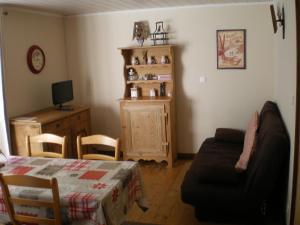 een woonkamer met een bank en een tafel bij L Ermitage ST Roch appartement ST André in Salins-les-Bains