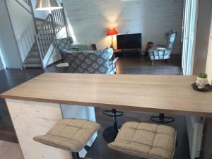 ein Wohnzimmer mit einem Holztisch und Stühlen in der Unterkunft beau t3 en duplex, calme et paisible in Bayonne