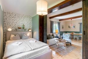 una camera con letto e un soggiorno di Cottage Hohe Tauern a Mallnitz