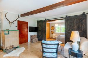 馬爾尼茨的住宿－Cottage Hohe Tauern，客厅配有沙发和桌子