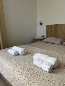 ein Bett mit zwei gewalzten Handtüchern darüber in der Unterkunft Studio Mijailović in Sokobanja