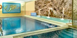 Hotel Kırcı Termal & Spa内部或周边的泳池