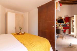 um quarto com uma cama e uma secretária num quarto em Living4Malaga La Dolce Vita Duplex em Málaga