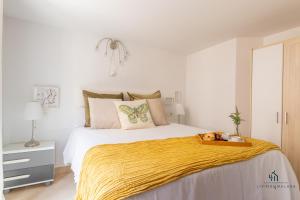 Postel nebo postele na pokoji v ubytování Living4Malaga La Dolce Vita Duplex