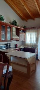 Kuchyň nebo kuchyňský kout v ubytování Όμορφο διαμέρισμα!