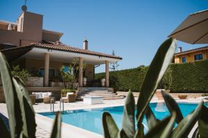 une villa avec une piscine et une maison dans l'établissement Villa Pietra Bianca, à Trani