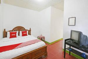 Een bed of bedden in een kamer bij SPOT ON 91270 Hotel Arimbi