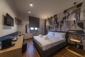 - une chambre avec un lit et un bureau dans l'établissement Villa Pietra Bianca, à Trani