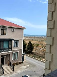 Blick auf ein Haus aus dem Fenster in der Unterkunft Style Home Buzovna in Baku