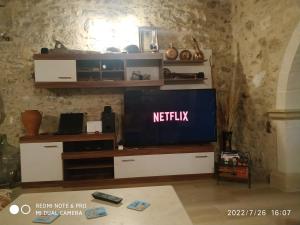 uma televisão numa sala de estar com um netflix em Crete Villa Estia em Arménoi