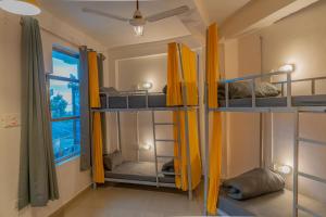 Postel nebo postele na pokoji v ubytování Whoopers Hostel Bir