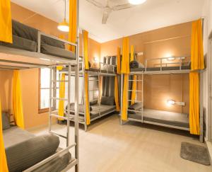Palanda nebo palandy na pokoji v ubytování Whoopers Hostel Bir