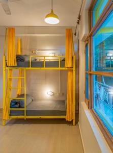 Postel nebo postele na pokoji v ubytování Whoopers Hostel Bir