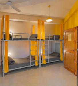 Palanda nebo palandy na pokoji v ubytování Whoopers Hostel Bir