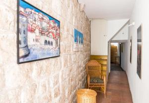 una pared de ladrillo con una pintura en la pared en Apartment & Room Dubrovnik Sweet Home, en Dubrovnik
