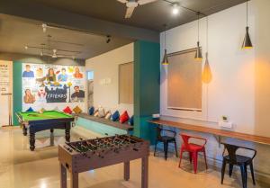 Biliár nebo kulečník v ubytování Whoopers Hostel Bir