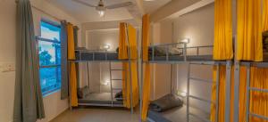 Postel nebo postele na pokoji v ubytování Whoopers Hostel Bir