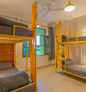 Postel nebo postele na pokoji v ubytování Whoopers Hostel Bir + 37 fotografií
