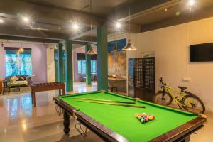 Biliár nebo kulečník v ubytování Whoopers Hostel Bir