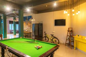 Biliár nebo kulečník v ubytování Whoopers Hostel Bir