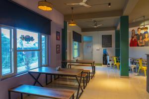 Restaurace v ubytování Whoopers Hostel Bir