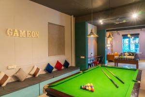 Biliár nebo kulečník v ubytování Whoopers Hostel Bir