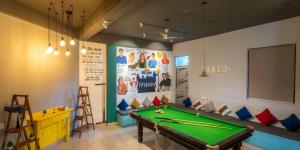 Biliár nebo kulečník v ubytování Whoopers Hostel Bir
