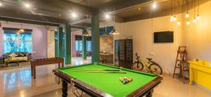 Biliár nebo kulečník v ubytování Whoopers Hostel Bir