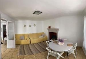 un salon avec un canapé jaune et une table dans l'établissement Vivienda Rural EL CERRO, à Siles 9 autres photos