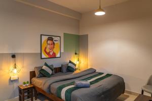 Postel nebo postele na pokoji v ubytování Whoopers Hostel Bir
