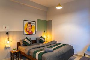 Postel nebo postele na pokoji v ubytování Whoopers Hostel Bir