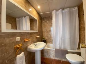une salle de bain avec un lavabo, des toilettes et une baignoire dans l'établissement Vivienda Rural EL CERRO, à Siles