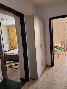 een kamer met een slaapkamer, een bed en een tafel bij Peaceful Loft in Boekarest