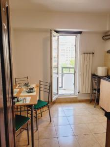 een keuken en eetkamer met een tafel en stoelen bij Peaceful Loft in Boekarest
