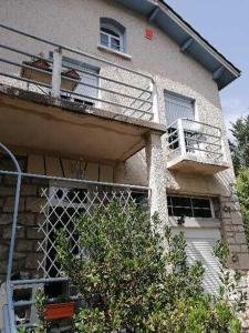 budynek z balkonem na boku w obiekcie Villas Jabron Sisteron w mieście Sisteron