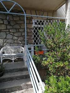 ławka siedząca na ganku domu w obiekcie Villas Jabron Sisteron w mieście Sisteron