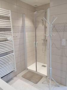 prysznic ze szklanymi drzwiami w łazience w obiekcie Villas Jabron Sisteron w mieście Sisteron