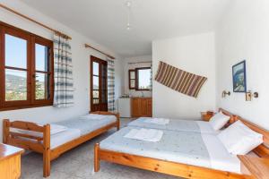 Cama ou camas em um quarto em Platanakia