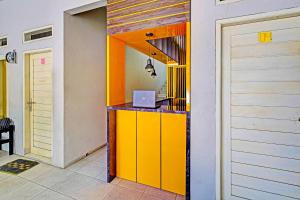 een kamer met een geel aanrecht met een laptop erop bij OYO 91329 Guest House Le-banon Syariah in Garut