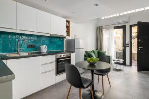 A kitchen or kitchenette at The City Gem Urban Apt.
